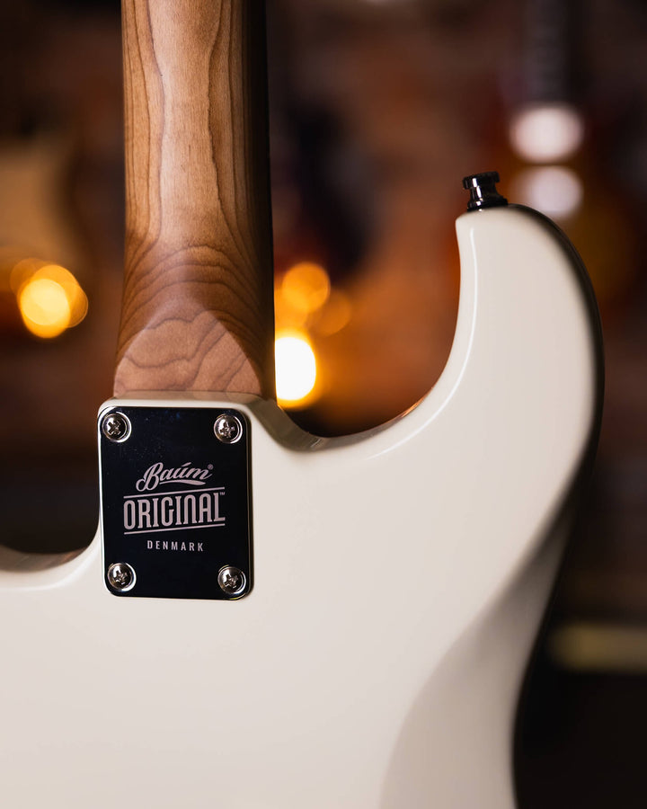 Baum Celestor Vintage White - Guitarra Eléctrica | La Guitarra Celestor es nuestro modelo lleno de características hechas por Baum presentados en nuestro diseño danés hecho para guitarristas de todo el mundo. Está inspirado en el sonido que nos hizo enamo