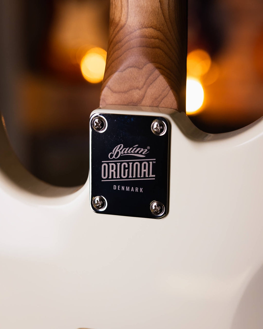 Baum Celestor Vintage White - Guitarra Eléctrica | La Guitarra Celestor es nuestro modelo lleno de características hechas por Baum presentados en nuestro diseño danés hecho para guitarristas de todo el mundo. Está inspirado en el sonido que nos hizo enamo