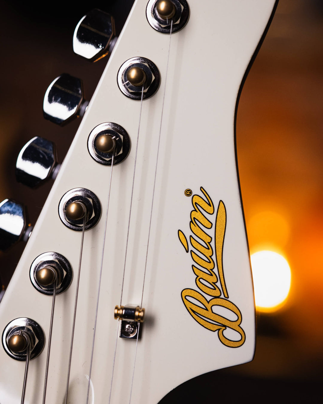 Baum Celestor Vintage White - Guitarra Eléctrica | La Guitarra Celestor es nuestro modelo lleno de características hechas por Baum presentados en nuestro diseño danés hecho para guitarristas de todo el mundo. Está inspirado en el sonido que nos hizo enamo
