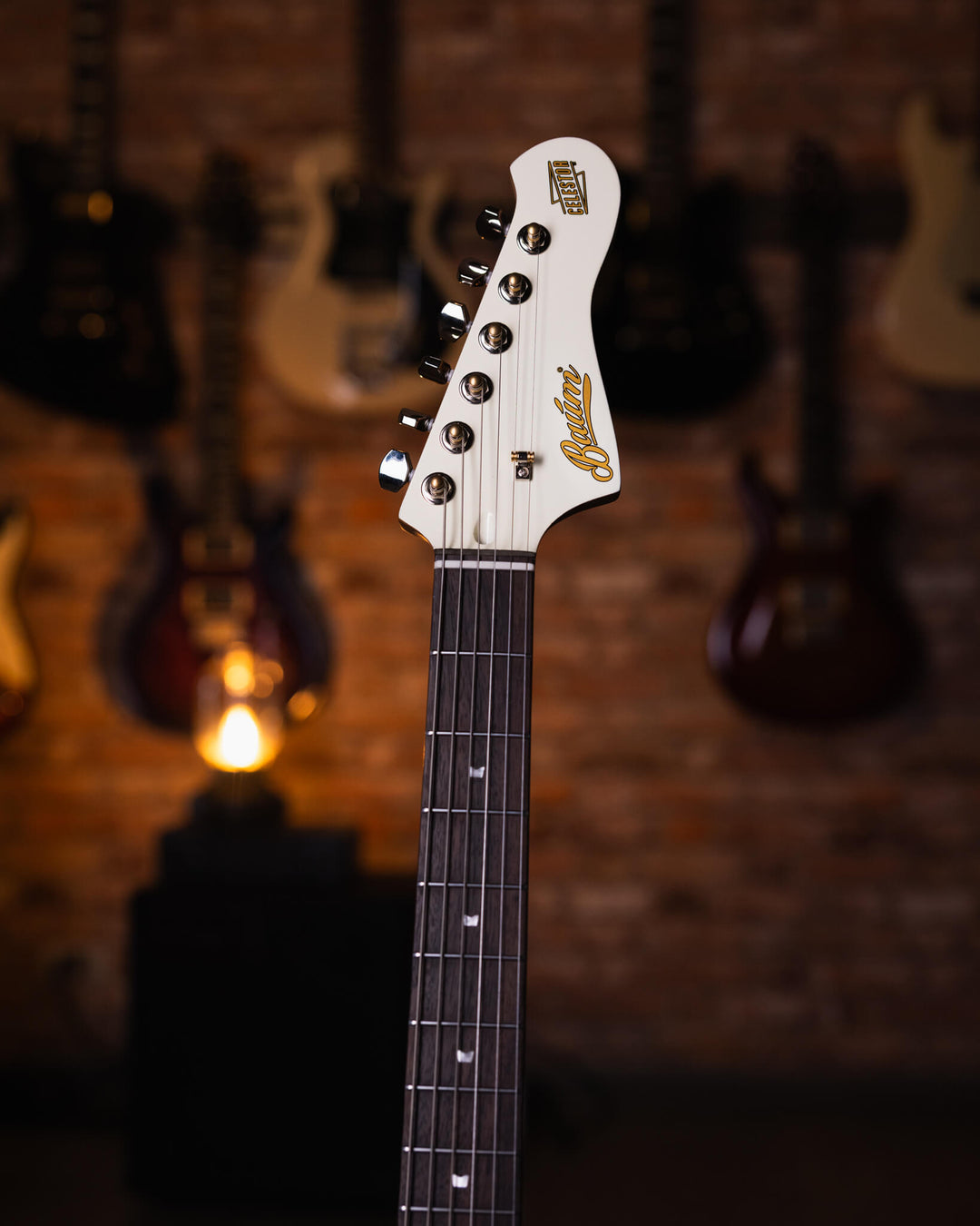 Baum Celestor Vintage White - Guitarra Eléctrica | La Guitarra Celestor es nuestro modelo lleno de características hechas por Baum presentados en nuestro diseño danés hecho para guitarristas de todo el mundo. Está inspirado en el sonido que nos hizo enamo