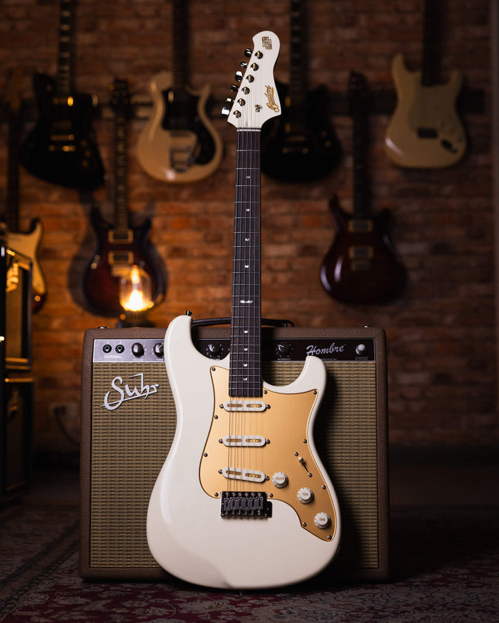 Baum Celestor Vintage White - Guitarra Eléctrica | La Guitarra Celestor es nuestro modelo lleno de características hechas por Baum presentados en nuestro diseño danés hecho para guitarristas de todo el mundo. Está inspirado en el sonido que nos hizo enamo