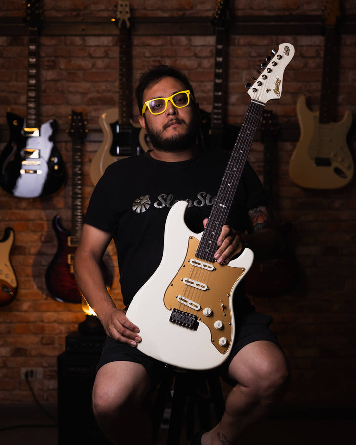 Baum Celestor Vintage White - Guitarra Eléctrica | La Guitarra Celestor es nuestro modelo lleno de características hechas por Baum presentados en nuestro diseño danés hecho para guitarristas de todo el mundo. Está inspirado en el sonido que nos hizo enamo
