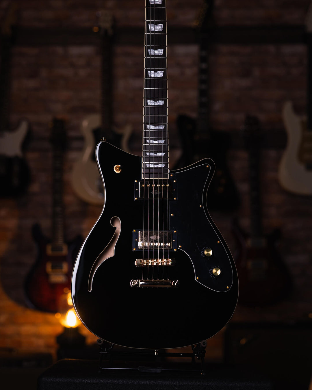 Baum Revolt Pure Black - Guitarra Eléctrica | The Revolt luce nuestro nuevo humbucker Royale™. Desde riffs de golpes y solos melódicos hasta limpiezas audaces, los humbuckers Royale ofrecen una amplia gama de dinámicas y una gran atención a la claridad y