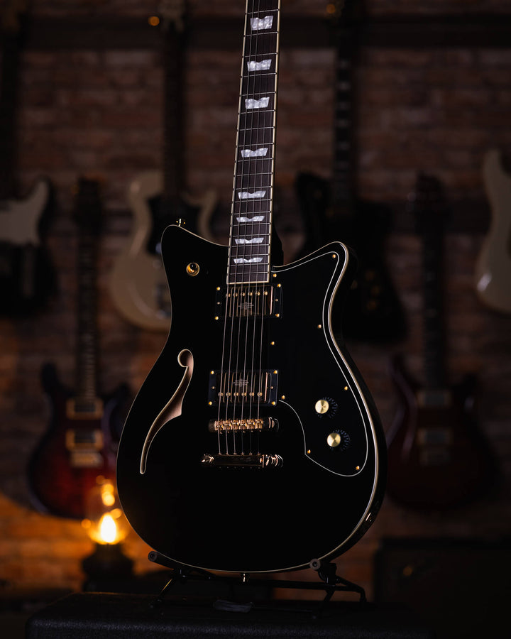 Baum Revolt Pure Black - Guitarra Eléctrica | The Revolt luce nuestro nuevo humbucker Royale™. Desde riffs de golpes y solos melódicos hasta limpiezas audaces, los humbuckers Royale ofrecen una amplia gama de dinámicas y una gran atención a la claridad y