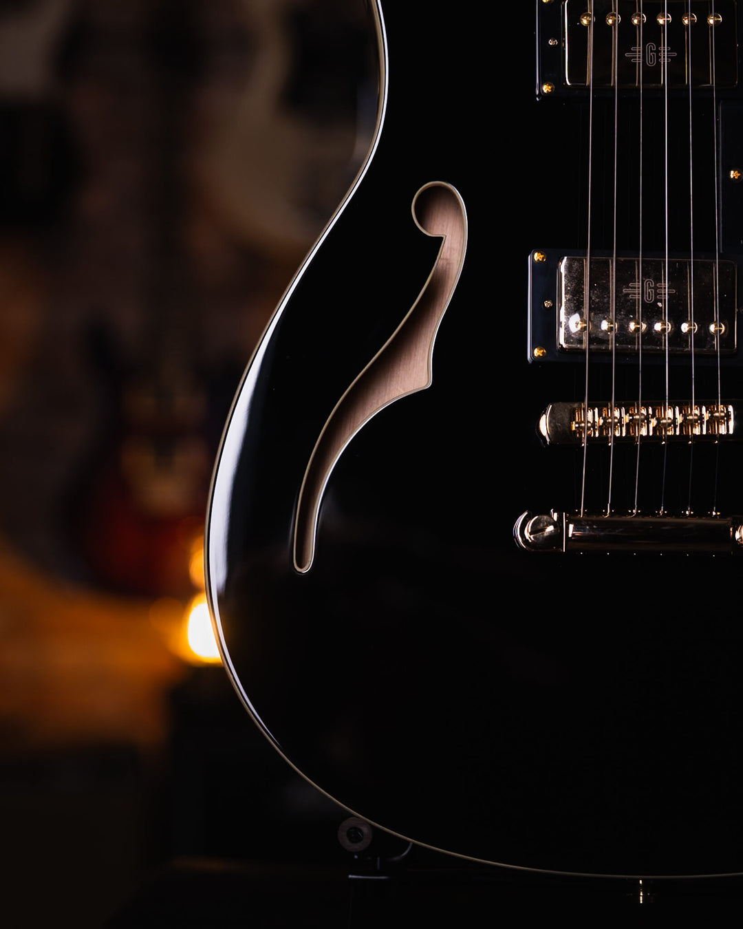 Baum Revolt Pure Black - Guitarra Eléctrica | The Revolt luce nuestro nuevo humbucker Royale™. Desde riffs de golpes y solos melódicos hasta limpiezas audaces, los humbuckers Royale ofrecen una amplia gama de dinámicas y una gran atención a la claridad y