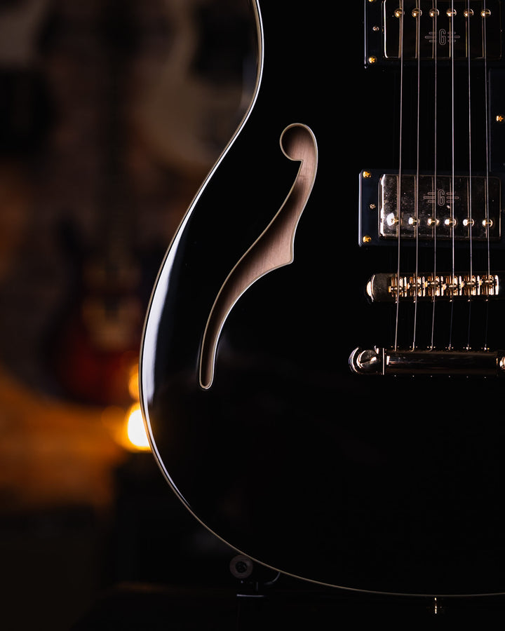 Baum Revolt Pure Black - Guitarra Eléctrica | The Revolt luce nuestro nuevo humbucker Royale™. Desde riffs de golpes y solos melódicos hasta limpiezas audaces, los humbuckers Royale ofrecen una amplia gama de dinámicas y una gran atención a la claridad y