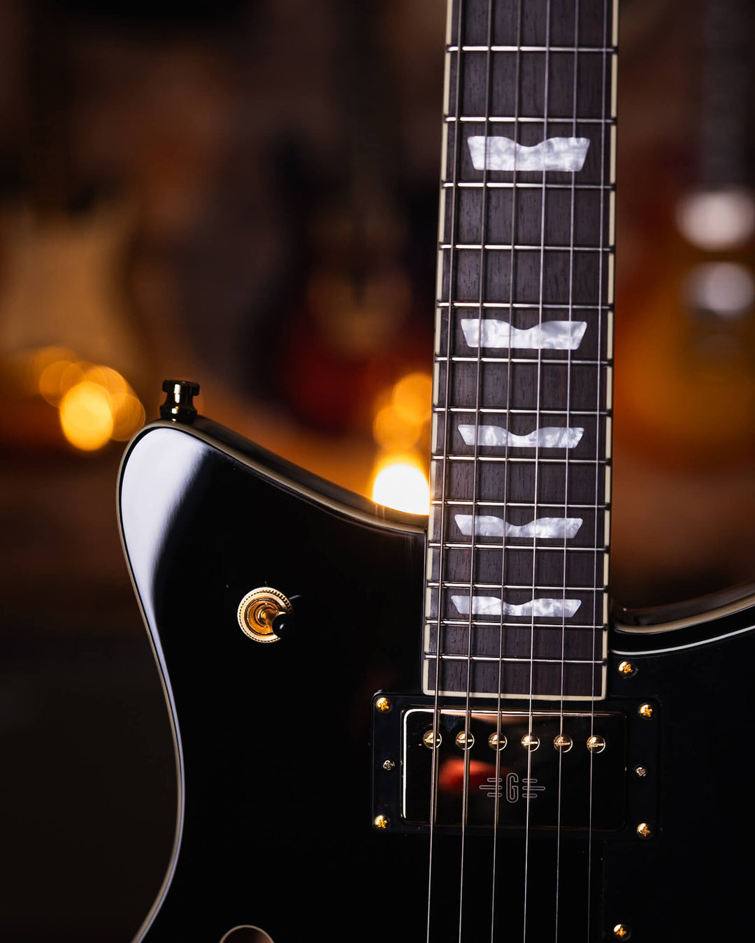 Baum Revolt Pure Black - Guitarra Eléctrica | The Revolt luce nuestro nuevo humbucker Royale™. Desde riffs de golpes y solos melódicos hasta limpiezas audaces, los humbuckers Royale ofrecen una amplia gama de dinámicas y una gran atención a la claridad y