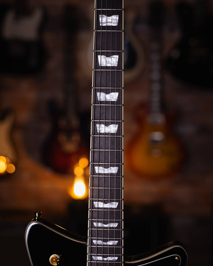 Baum Revolt Pure Black - Guitarra Eléctrica | The Revolt luce nuestro nuevo humbucker Royale™. Desde riffs de golpes y solos melódicos hasta limpiezas audaces, los humbuckers Royale ofrecen una amplia gama de dinámicas y una gran atención a la claridad y