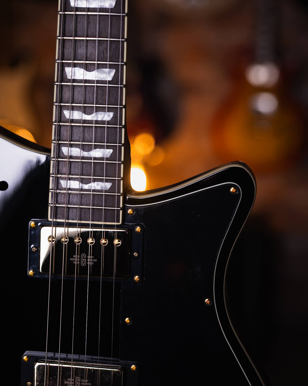 Baum Revolt Pure Black - Guitarra Eléctrica | The Revolt luce nuestro nuevo humbucker Royale™. Desde riffs de golpes y solos melódicos hasta limpiezas audaces, los humbuckers Royale ofrecen una amplia gama de dinámicas y una gran atención a la claridad y