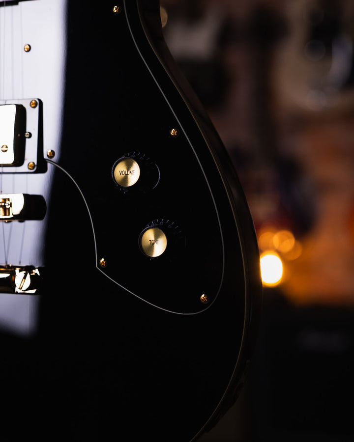 Baum Revolt Pure Black - Guitarra Eléctrica | The Revolt luce nuestro nuevo humbucker Royale™. Desde riffs de golpes y solos melódicos hasta limpiezas audaces, los humbuckers Royale ofrecen una amplia gama de dinámicas y una gran atención a la claridad y