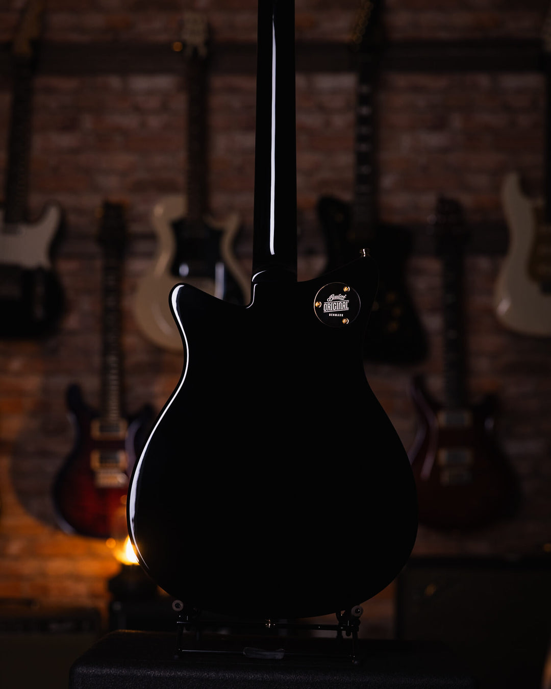 Baum Revolt Pure Black - Guitarra Eléctrica | The Revolt luce nuestro nuevo humbucker Royale™. Desde riffs de golpes y solos melódicos hasta limpiezas audaces, los humbuckers Royale ofrecen una amplia gama de dinámicas y una gran atención a la claridad y