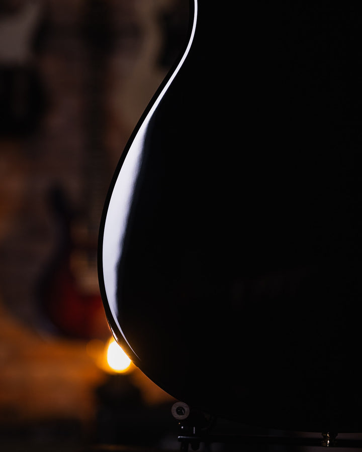 Baum Revolt Pure Black - Guitarra Eléctrica | The Revolt luce nuestro nuevo humbucker Royale™. Desde riffs de golpes y solos melódicos hasta limpiezas audaces, los humbuckers Royale ofrecen una amplia gama de dinámicas y una gran atención a la claridad y