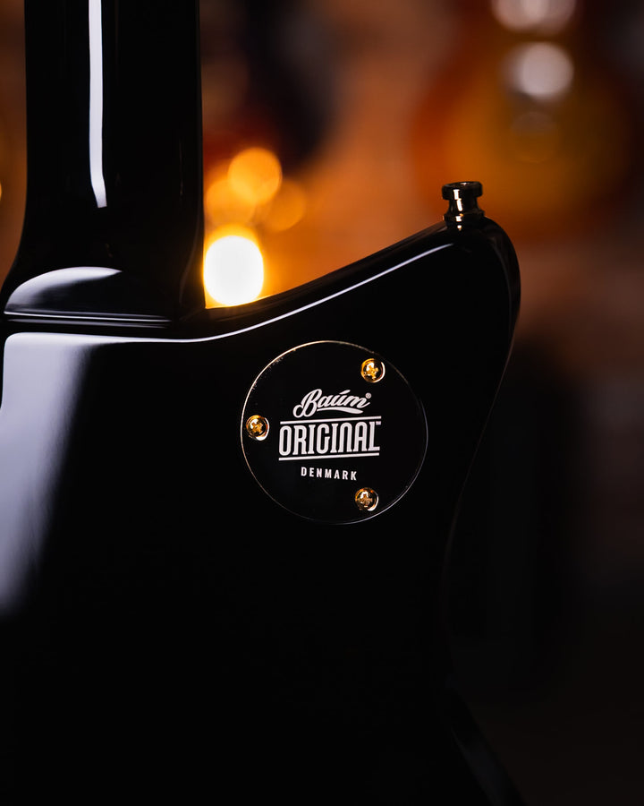 Baum Revolt Pure Black - Guitarra Eléctrica | The Revolt luce nuestro nuevo humbucker Royale™. Desde riffs de golpes y solos melódicos hasta limpiezas audaces, los humbuckers Royale ofrecen una amplia gama de dinámicas y una gran atención a la claridad y