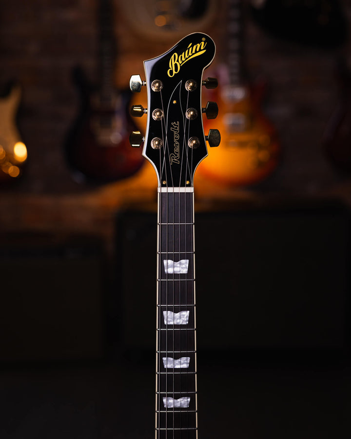 Baum Revolt Pure Black - Guitarra Eléctrica | The Revolt luce nuestro nuevo humbucker Royale™. Desde riffs de golpes y solos melódicos hasta limpiezas audaces, los humbuckers Royale ofrecen una amplia gama de dinámicas y una gran atención a la claridad y