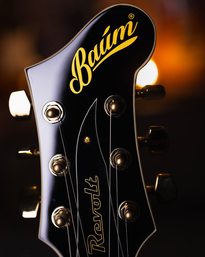 Baum Revolt Pure Black - Guitarra Eléctrica | The Revolt luce nuestro nuevo humbucker Royale™. Desde riffs de golpes y solos melódicos hasta limpiezas audaces, los humbuckers Royale ofrecen una amplia gama de dinámicas y una gran atención a la claridad y