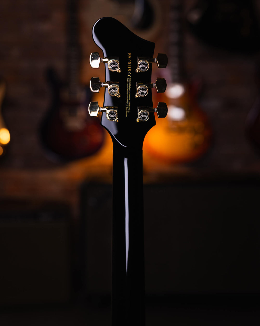 Baum Revolt Pure Black - Guitarra Eléctrica | The Revolt luce nuestro nuevo humbucker Royale™. Desde riffs de golpes y solos melódicos hasta limpiezas audaces, los humbuckers Royale ofrecen una amplia gama de dinámicas y una gran atención a la claridad y