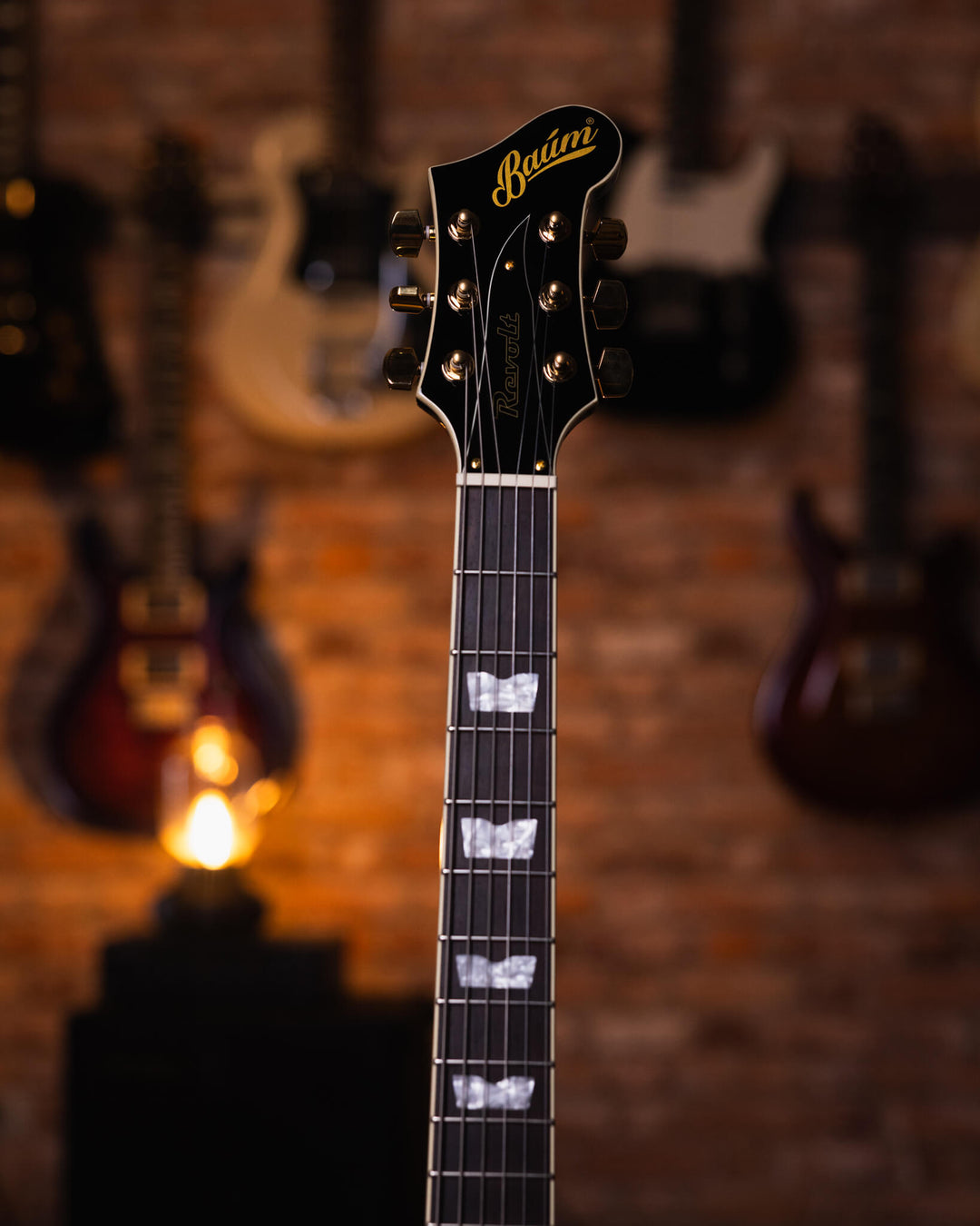 Baum Revolt Pure Black - Guitarra Eléctrica | The Revolt luce nuestro nuevo humbucker Royale™. Desde riffs de golpes y solos melódicos hasta limpiezas audaces, los humbuckers Royale ofrecen una amplia gama de dinámicas y una gran atención a la claridad y