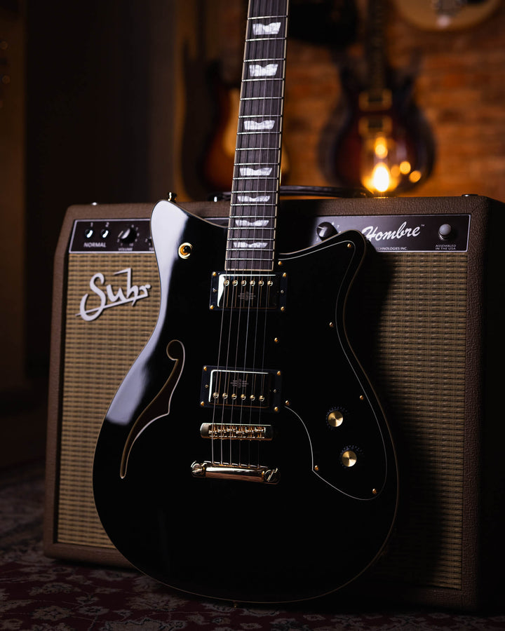 Baum Revolt Pure Black - Guitarra Eléctrica | The Revolt luce nuestro nuevo humbucker Royale™. Desde riffs de golpes y solos melódicos hasta limpiezas audaces, los humbuckers Royale ofrecen una amplia gama de dinámicas y una gran atención a la claridad y