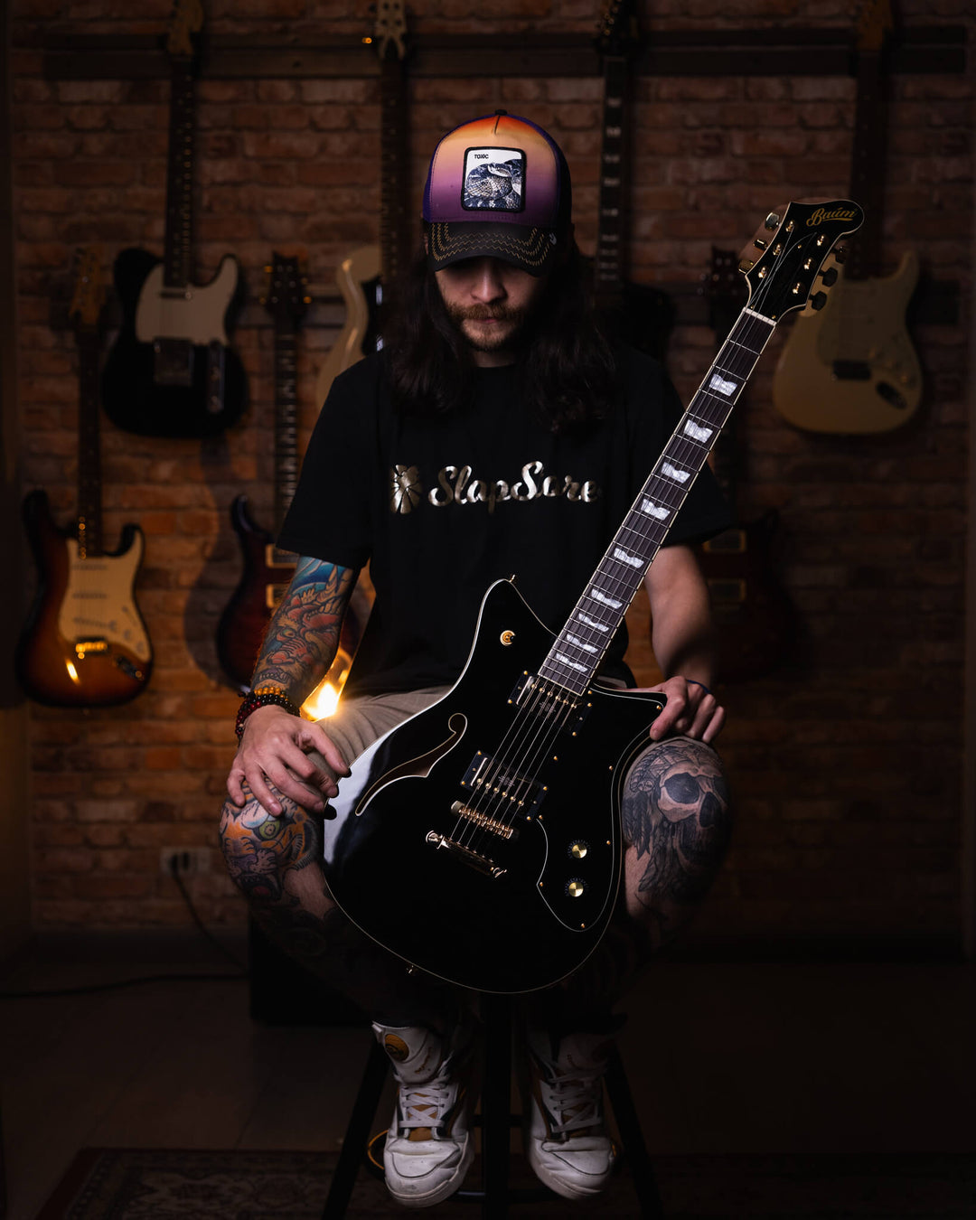 Baum Revolt Pure Black - Guitarra Eléctrica | The Revolt luce nuestro nuevo humbucker Royale™. Desde riffs de golpes y solos melódicos hasta limpiezas audaces, los humbuckers Royale ofrecen una amplia gama de dinámicas y una gran atención a la claridad y