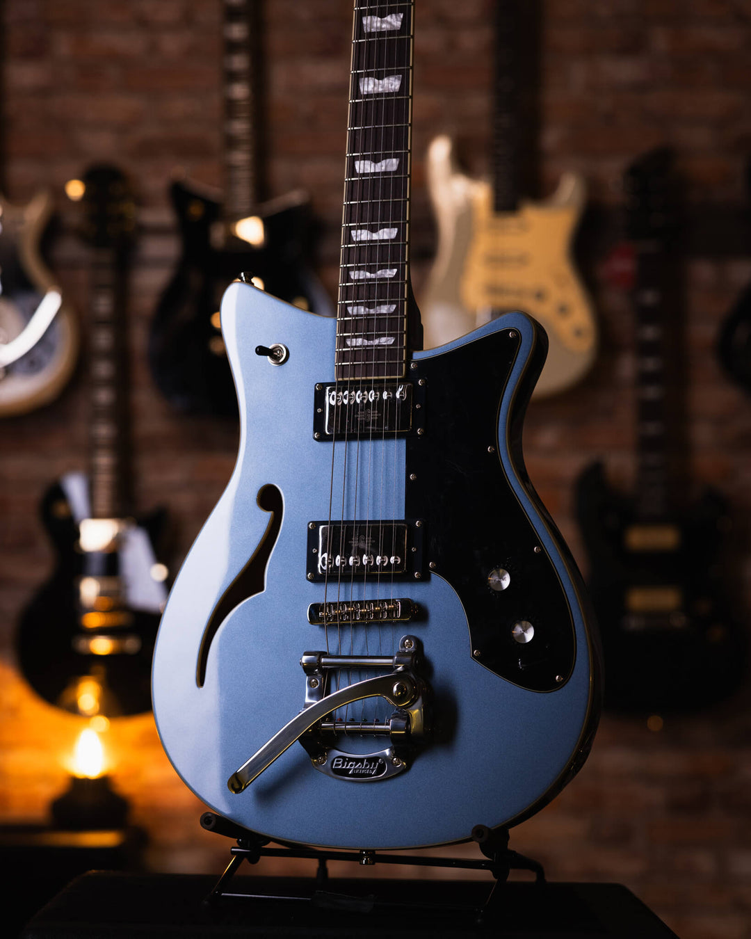 Baum Revolt Stone Blue - Guitarra Eléctrica | The Revolt luce nuestro nuevo humbucker Royale™. Desde riffs de golpes y solos melódicos hasta limpiezas audaces, los humbuckers Royale ofrecen una amplia gama de dinámicas y una gran atención a la claridad y