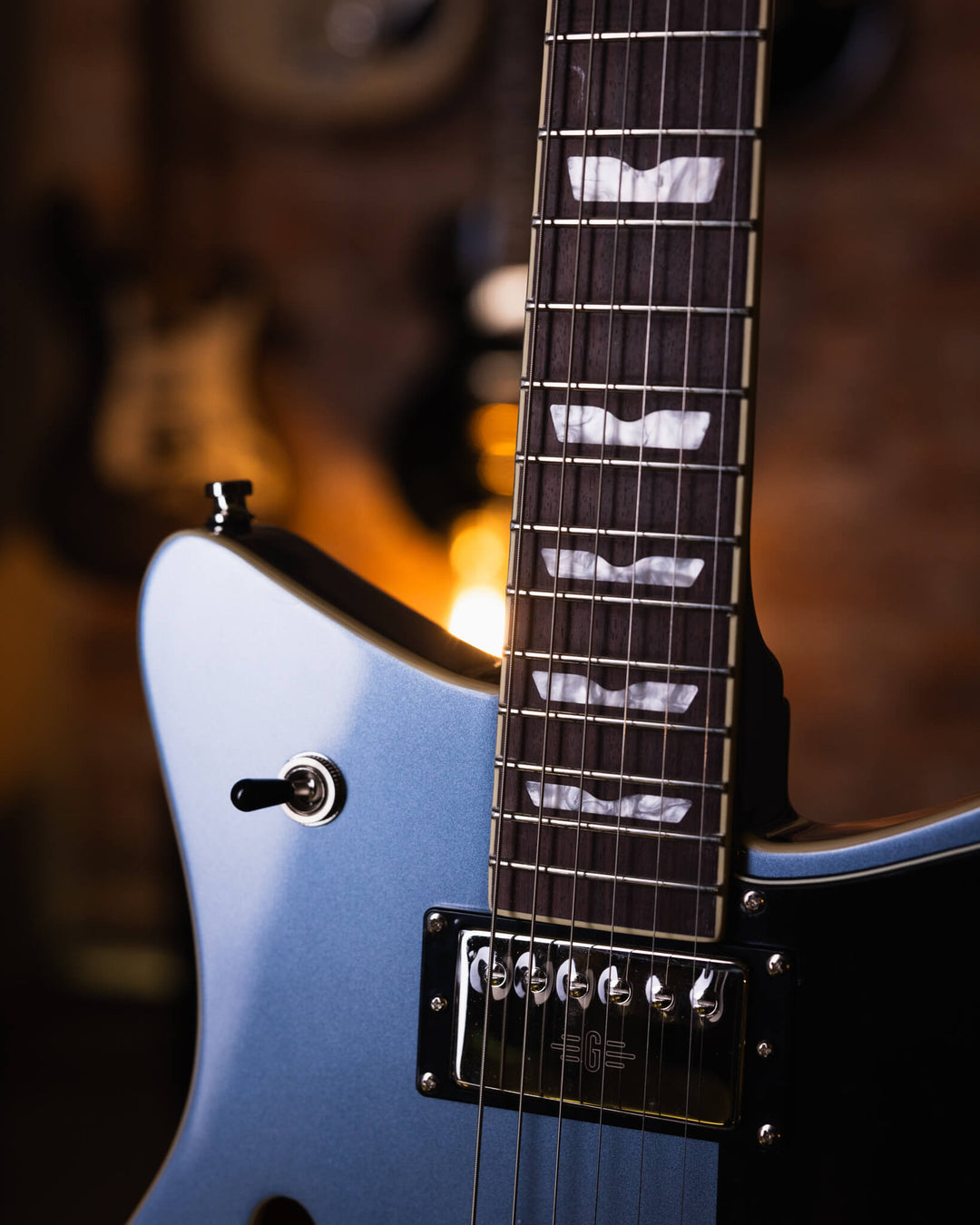 Baum Revolt Stone Blue - Guitarra Eléctrica | The Revolt luce nuestro nuevo humbucker Royale™. Desde riffs de golpes y solos melódicos hasta limpiezas audaces, los humbuckers Royale ofrecen una amplia gama de dinámicas y una gran atención a la claridad y
