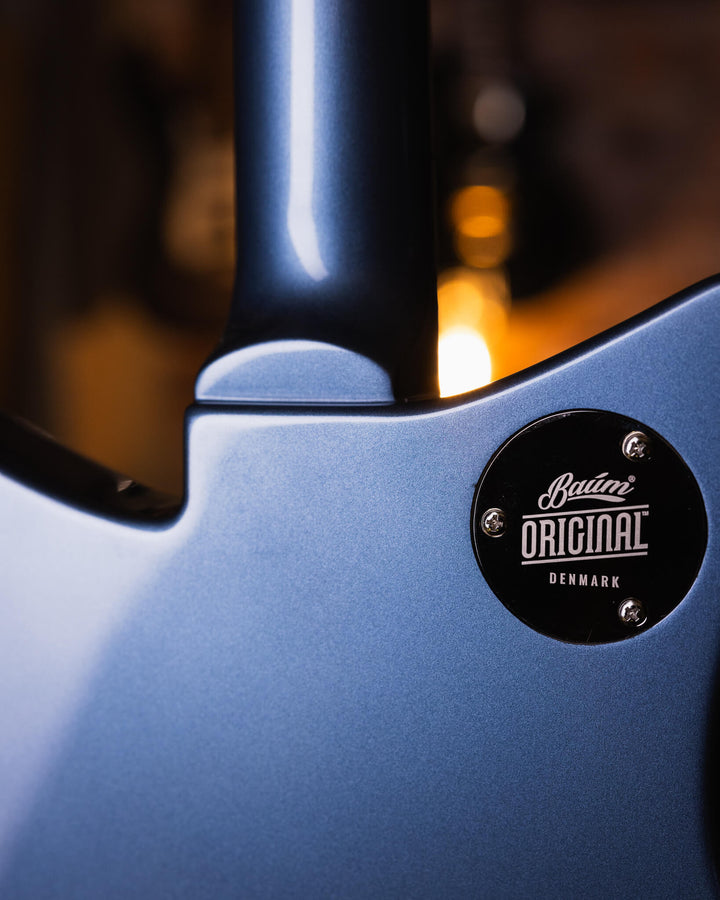 Baum Revolt Stone Blue - Guitarra Eléctrica | The Revolt luce nuestro nuevo humbucker Royale™. Desde riffs de golpes y solos melódicos hasta limpiezas audaces, los humbuckers Royale ofrecen una amplia gama de dinámicas y una gran atención a la claridad y