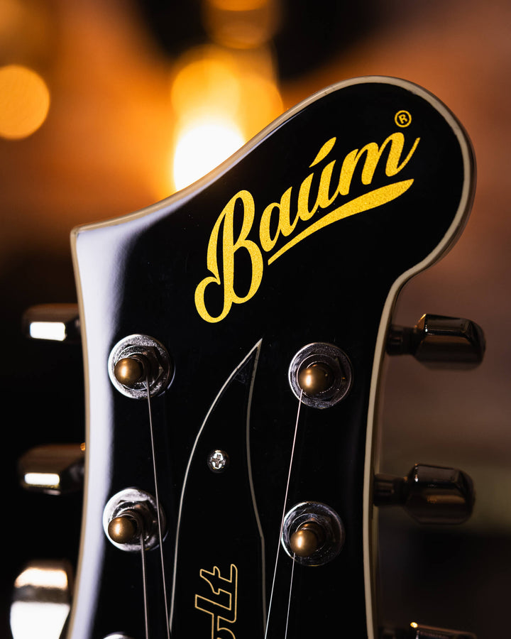 Baum Revolt Stone Blue - Guitarra Eléctrica | The Revolt luce nuestro nuevo humbucker Royale™. Desde riffs de golpes y solos melódicos hasta limpiezas audaces, los humbuckers Royale ofrecen una amplia gama de dinámicas y una gran atención a la claridad y