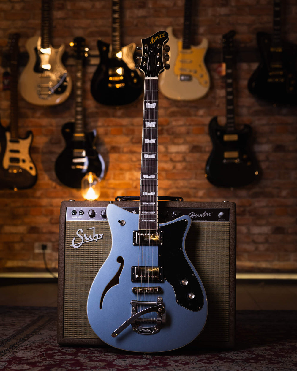 Baum Revolt Stone Blue - Guitarra Eléctrica | The Revolt luce nuestro nuevo humbucker Royale™. Desde riffs de golpes y solos melódicos hasta limpiezas audaces, los humbuckers Royale ofrecen una amplia gama de dinámicas y una gran atención a la claridad y