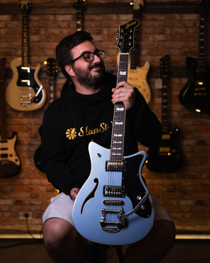 Baum Revolt Stone Blue - Guitarra Eléctrica | The Revolt luce nuestro nuevo humbucker Royale™. Desde riffs de golpes y solos melódicos hasta limpiezas audaces, los humbuckers Royale ofrecen una amplia gama de dinámicas y una gran atención a la claridad y