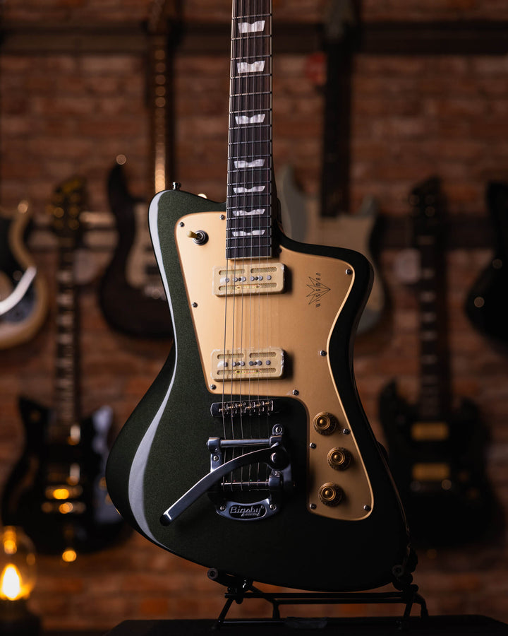 Baum Wingman Deep Forest - Guitarra Eléctrica | Con sus líneas limpias y elegantes, jugabilidad moderna y sonidos clásicos, el elegante Wingman es una guitarra offset bellamente curvada que es inequívocamente Baum. El diseño progresivo presenta un cuerpo