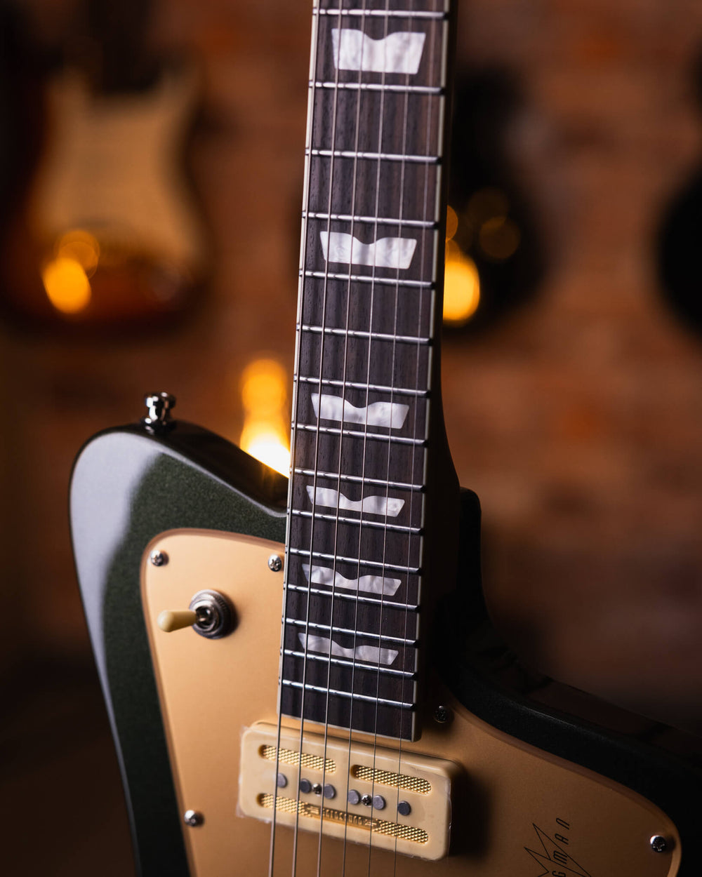 Baum Wingman Deep Forest - Guitarra Eléctrica | Con sus líneas limpias y elegantes, jugabilidad moderna y sonidos clásicos, el elegante Wingman es una guitarra offset bellamente curvada que es inequívocamente Baum. El diseño progresivo presenta un cuerpo