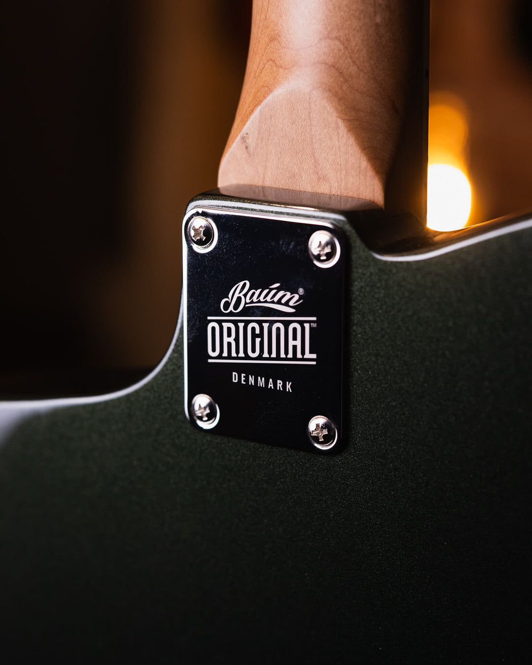 Baum Wingman Deep Forest - Guitarra Eléctrica | Con sus líneas limpias y elegantes, jugabilidad moderna y sonidos clásicos, el elegante Wingman es una guitarra offset bellamente curvada que es inequívocamente Baum. El diseño progresivo presenta un cuerpo