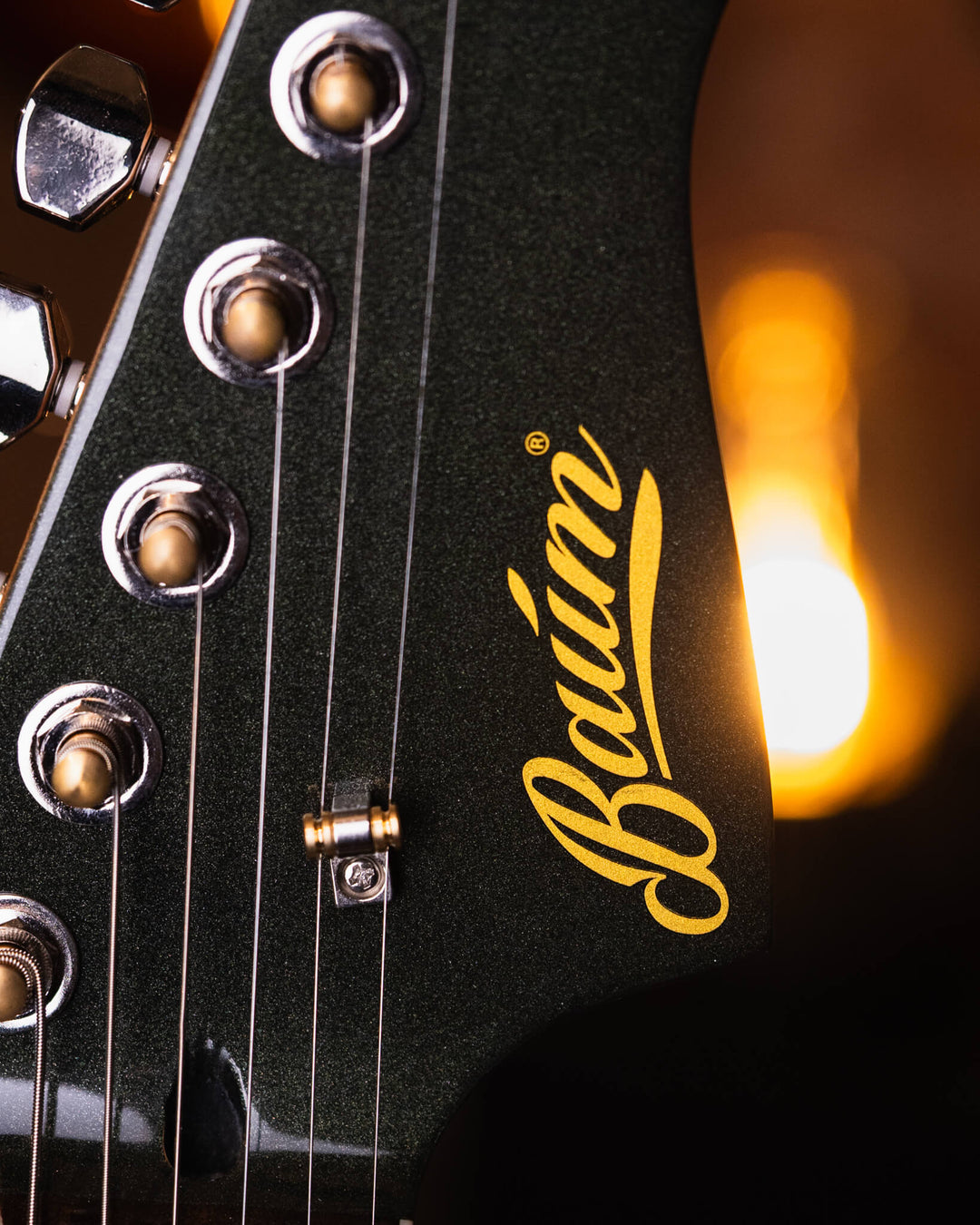 Baum Wingman Deep Forest - Guitarra Eléctrica | Con sus líneas limpias y elegantes, jugabilidad moderna y sonidos clásicos, el elegante Wingman es una guitarra offset bellamente curvada que es inequívocamente Baum. El diseño progresivo presenta un cuerpo