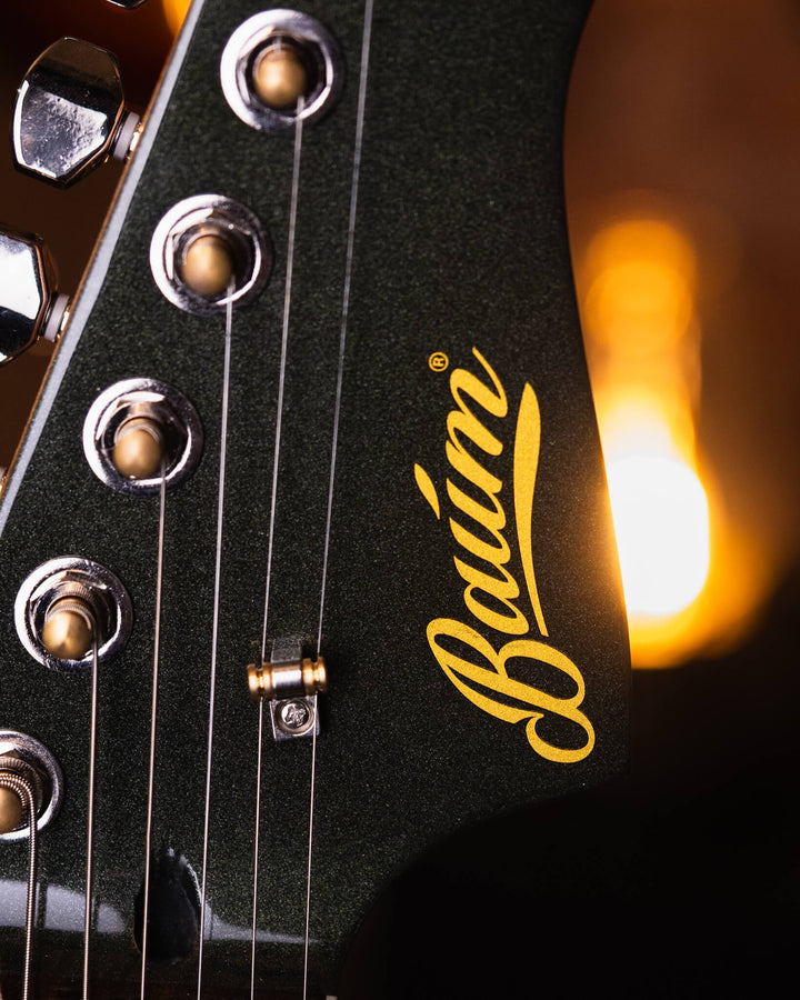 Baum Wingman Deep Forest - Guitarra Eléctrica | Con sus líneas limpias y elegantes, jugabilidad moderna y sonidos clásicos, el elegante Wingman es una guitarra offset bellamente curvada que es inequívocamente Baum. El diseño progresivo presenta un cuerpo