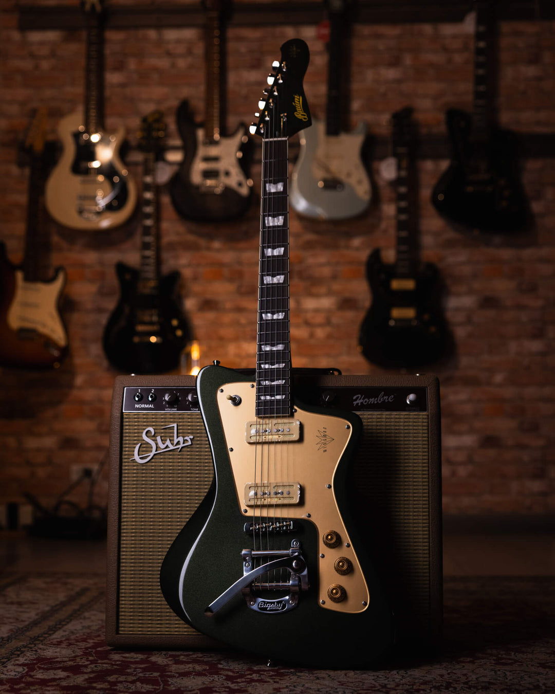 Baum Wingman Deep Forest - Guitarra Eléctrica | Con sus líneas limpias y elegantes, jugabilidad moderna y sonidos clásicos, el elegante Wingman es una guitarra offset bellamente curvada que es inequívocamente Baum. El diseño progresivo presenta un cuerpo