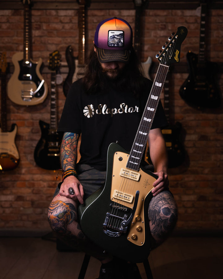 Baum Wingman Deep Forest - Guitarra Eléctrica | Con sus líneas limpias y elegantes, jugabilidad moderna y sonidos clásicos, el elegante Wingman es una guitarra offset bellamente curvada que es inequívocamente Baum. El diseño progresivo presenta un cuerpo