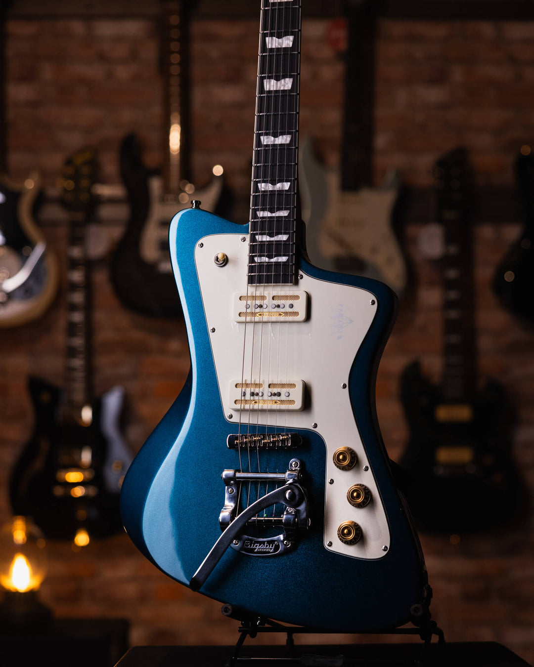Baum Wingman Dolphin Blue - Guitarra Eléctrica | Con sus líneas limpias y elegantes, jugabilidad moderna y sonidos clásicos, el elegante Wingman es una guitarra offset bellamente curvada que es inequívocamente Baum. El diseño progresivo presenta un cuerpo