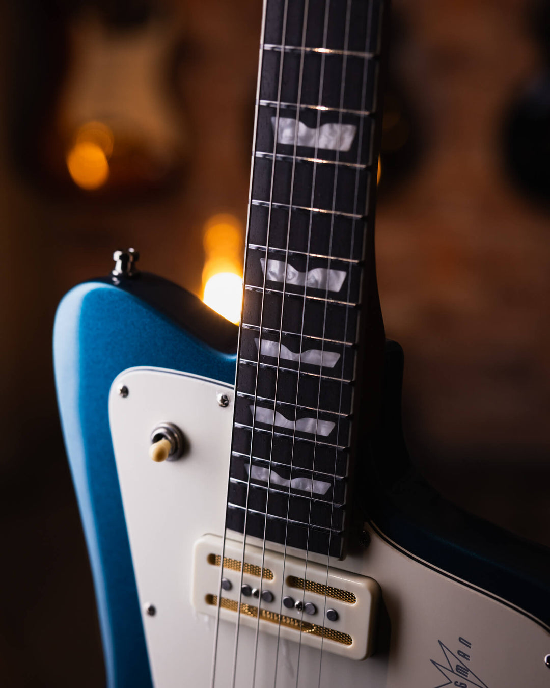 Baum Wingman Dolphin Blue - Guitarra Eléctrica | Con sus líneas limpias y elegantes, jugabilidad moderna y sonidos clásicos, el elegante Wingman es una guitarra offset bellamente curvada que es inequívocamente Baum. El diseño progresivo presenta un cuerpo