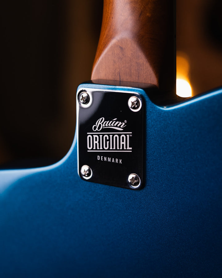 Baum Wingman Dolphin Blue - Guitarra Eléctrica | Con sus líneas limpias y elegantes, jugabilidad moderna y sonidos clásicos, el elegante Wingman es una guitarra offset bellamente curvada que es inequívocamente Baum. El diseño progresivo presenta un cuerpo