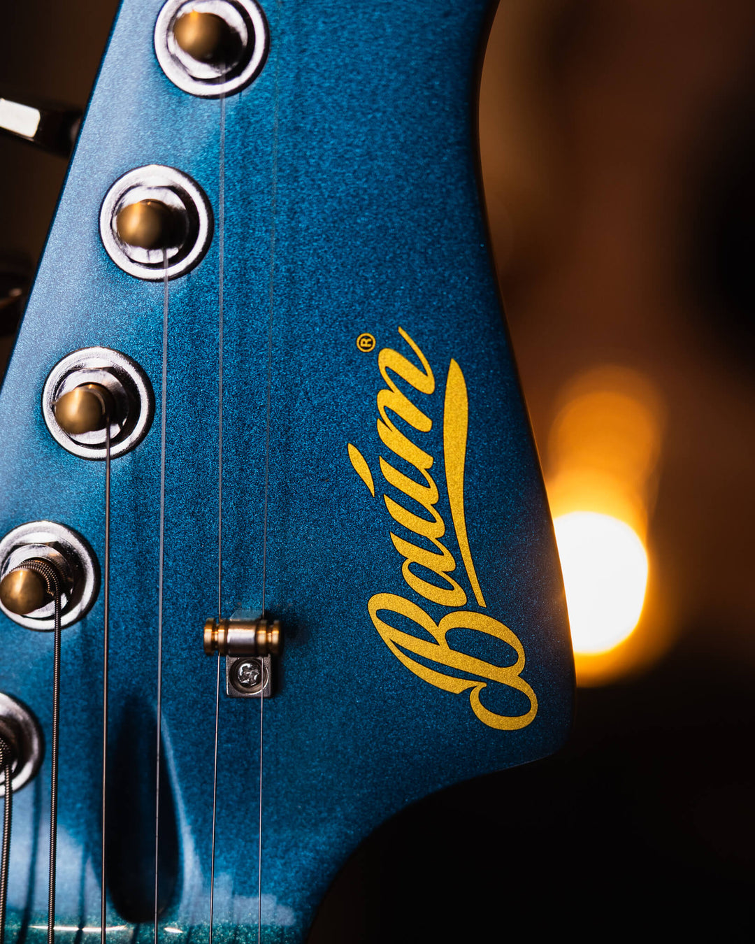 Baum Wingman Dolphin Blue - Guitarra Eléctrica | Con sus líneas limpias y elegantes, jugabilidad moderna y sonidos clásicos, el elegante Wingman es una guitarra offset bellamente curvada que es inequívocamente Baum. El diseño progresivo presenta un cuerpo