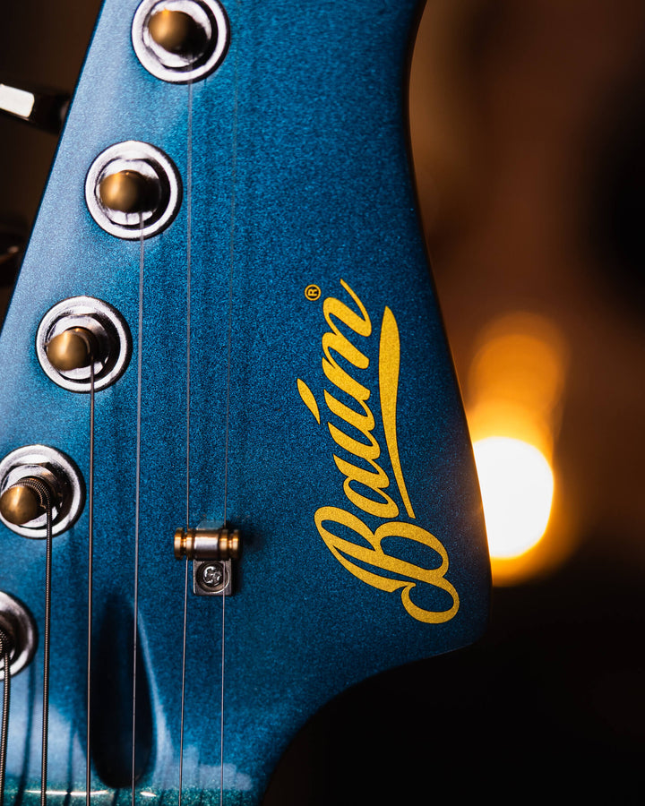Baum Wingman Dolphin Blue - Guitarra Eléctrica | Con sus líneas limpias y elegantes, jugabilidad moderna y sonidos clásicos, el elegante Wingman es una guitarra offset bellamente curvada que es inequívocamente Baum. El diseño progresivo presenta un cuerpo