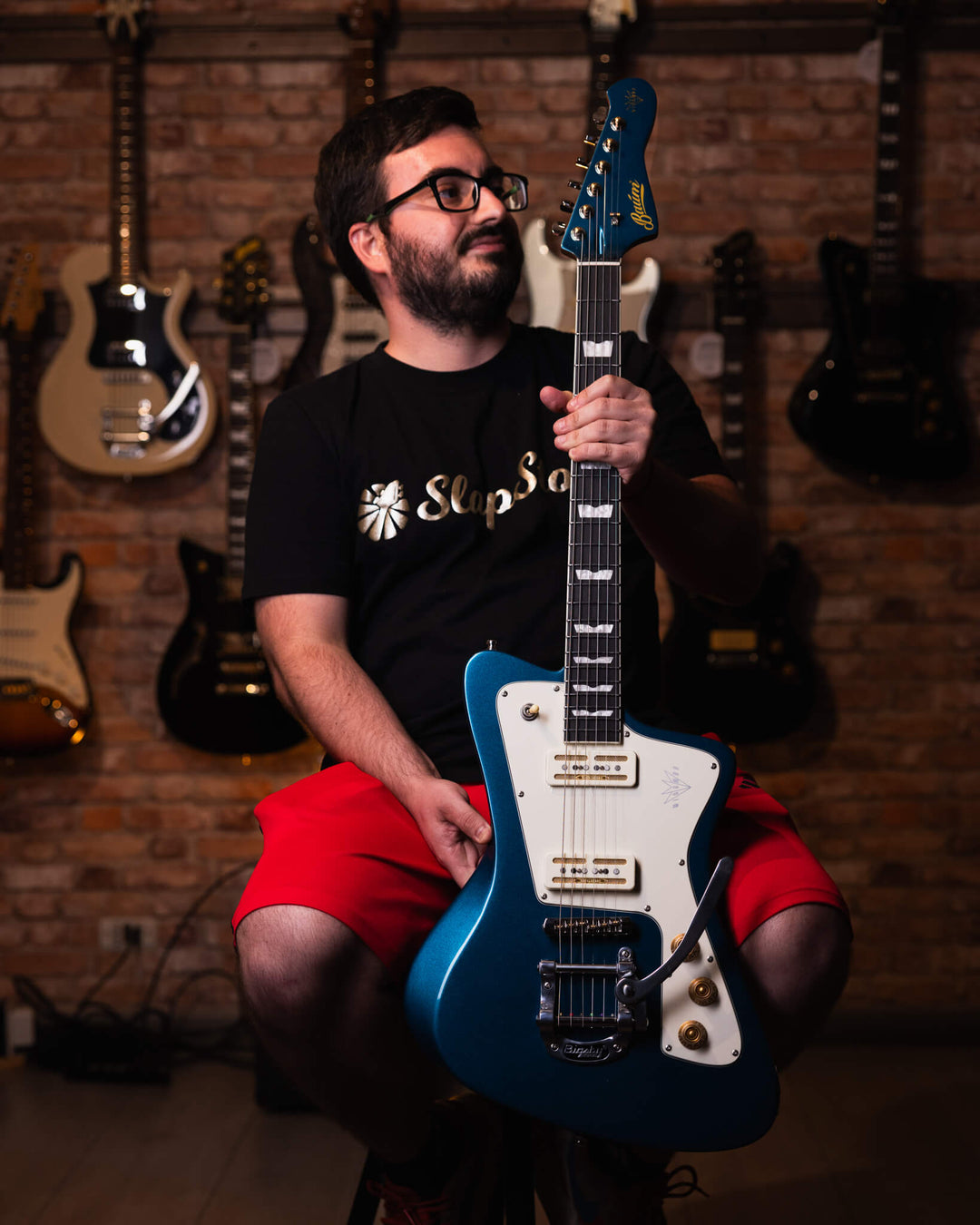 Baum Wingman Dolphin Blue - Guitarra Eléctrica | Con sus líneas limpias y elegantes, jugabilidad moderna y sonidos clásicos, el elegante Wingman es una guitarra offset bellamente curvada que es inequívocamente Baum. El diseño progresivo presenta un cuerpo