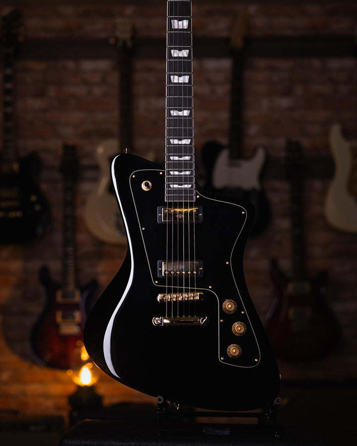 Baum Wingman Pure Black - Guitarra Eléctrica | Con sus líneas limpias y elegantes, jugabilidad moderna y sonidos clásicos, el elegante Wingman es una guitarra offset bellamente curvada que es inequívocamente Baum. El diseño progresivo presenta un cuerpo l