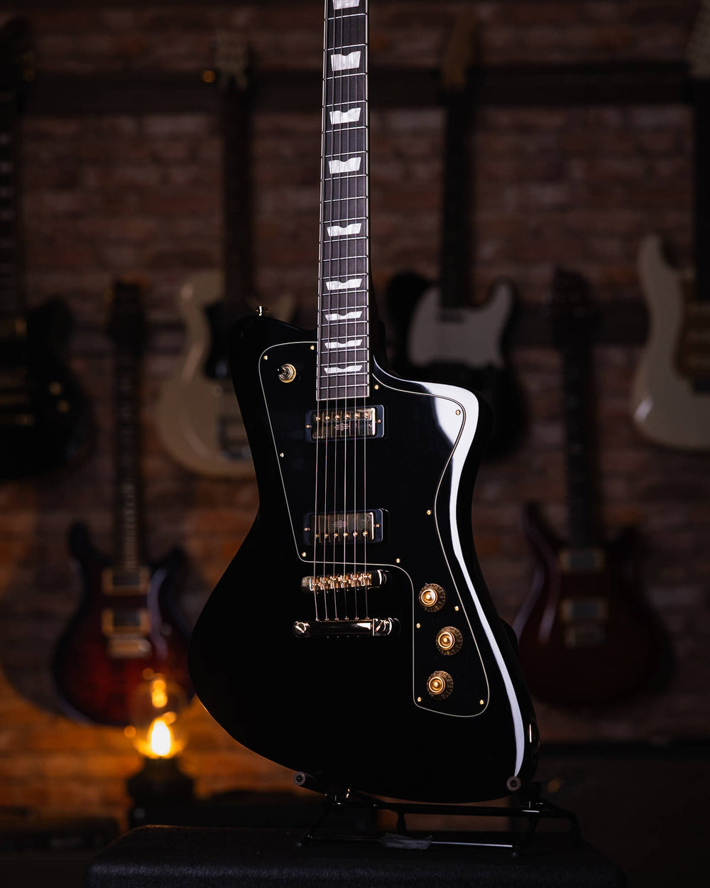 Baum Wingman Pure Black - Guitarra Eléctrica | Con sus líneas limpias y elegantes, jugabilidad moderna y sonidos clásicos, el elegante Wingman es una guitarra offset bellamente curvada que es inequívocamente Baum. El diseño progresivo presenta un cuerpo l