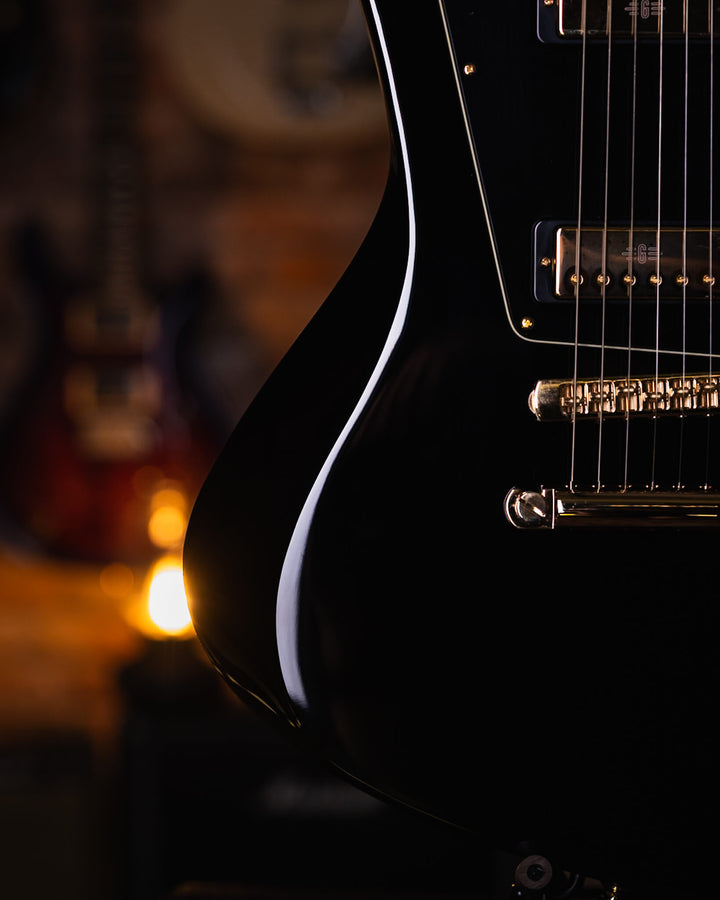 Baum Wingman Pure Black - Guitarra Eléctrica | Con sus líneas limpias y elegantes, jugabilidad moderna y sonidos clásicos, el elegante Wingman es una guitarra offset bellamente curvada que es inequívocamente Baum. El diseño progresivo presenta un cuerpo l