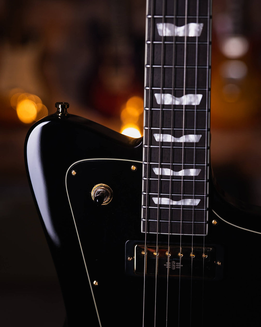 Baum Wingman Pure Black - Guitarra Eléctrica | Con sus líneas limpias y elegantes, jugabilidad moderna y sonidos clásicos, el elegante Wingman es una guitarra offset bellamente curvada que es inequívocamente Baum. El diseño progresivo presenta un cuerpo l