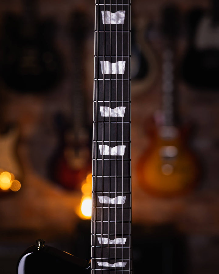 Baum Wingman Pure Black - Guitarra Eléctrica | Con sus líneas limpias y elegantes, jugabilidad moderna y sonidos clásicos, el elegante Wingman es una guitarra offset bellamente curvada que es inequívocamente Baum. El diseño progresivo presenta un cuerpo l