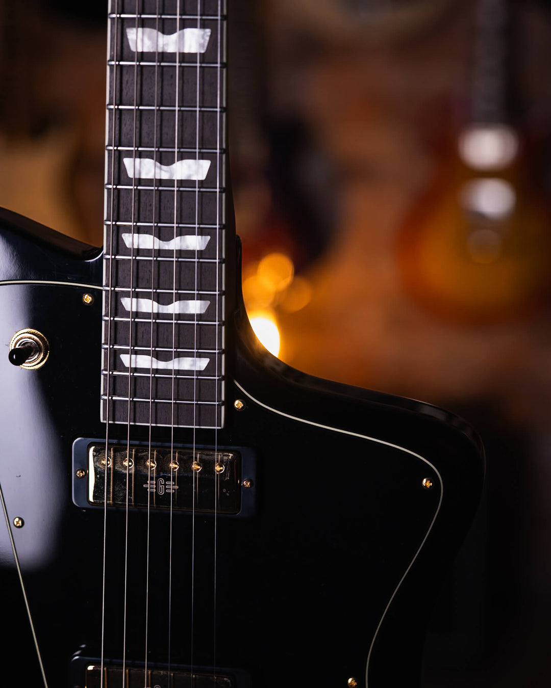 Baum Wingman Pure Black - Guitarra Eléctrica | Con sus líneas limpias y elegantes, jugabilidad moderna y sonidos clásicos, el elegante Wingman es una guitarra offset bellamente curvada que es inequívocamente Baum. El diseño progresivo presenta un cuerpo l