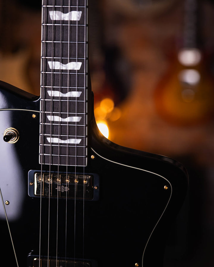 Baum Wingman Pure Black - Guitarra Eléctrica | Con sus líneas limpias y elegantes, jugabilidad moderna y sonidos clásicos, el elegante Wingman es una guitarra offset bellamente curvada que es inequívocamente Baum. El diseño progresivo presenta un cuerpo l