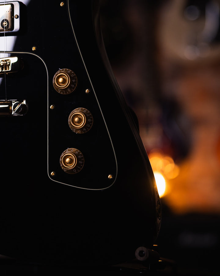 Baum Wingman Pure Black - Guitarra Eléctrica | Con sus líneas limpias y elegantes, jugabilidad moderna y sonidos clásicos, el elegante Wingman es una guitarra offset bellamente curvada que es inequívocamente Baum. El diseño progresivo presenta un cuerpo l